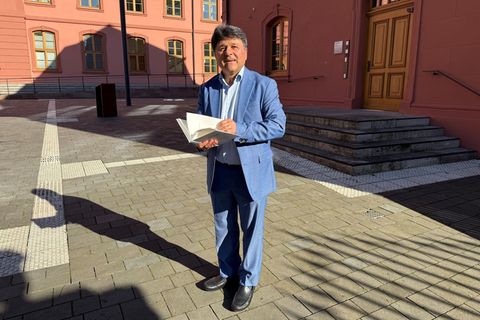 Mehdi Jafari Gorzini sieht sich als Brückenbauer zwischen den Religionen. Foto: Bernd Glebe/dpa