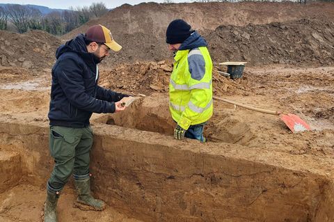 Experten untersuchen die Ausgrabungsstätte in Ostwestfalen-Lippe. Foto: S. Düvel/LWL-AfW/dpa