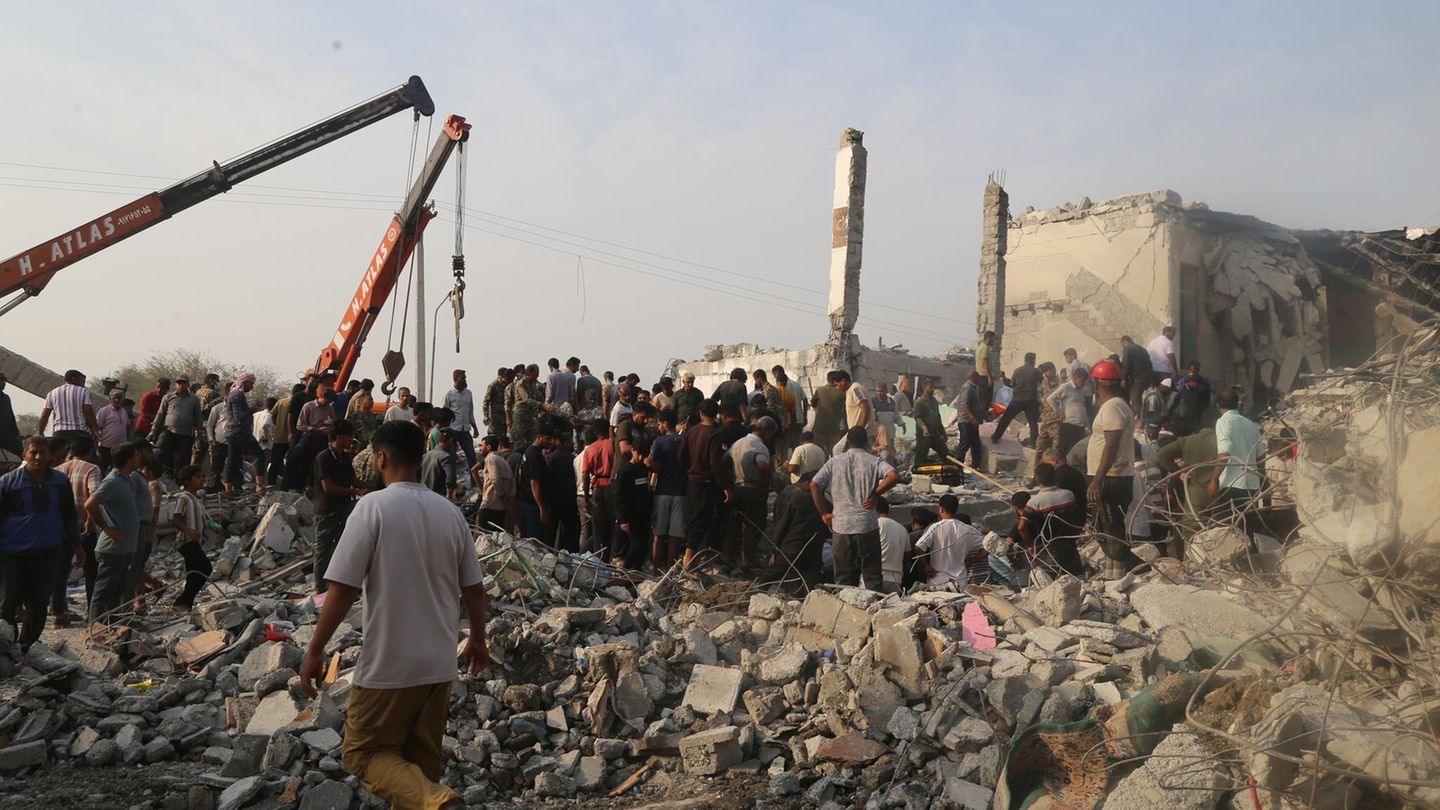 Anwohner und Helfer suchen in den Trümmern nach den Überlebenden und Verletzten des Luftangriffes