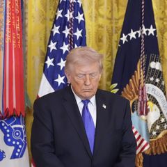 Donald Trump mit geschlossenen Augen bei einer Medaillenverleihung