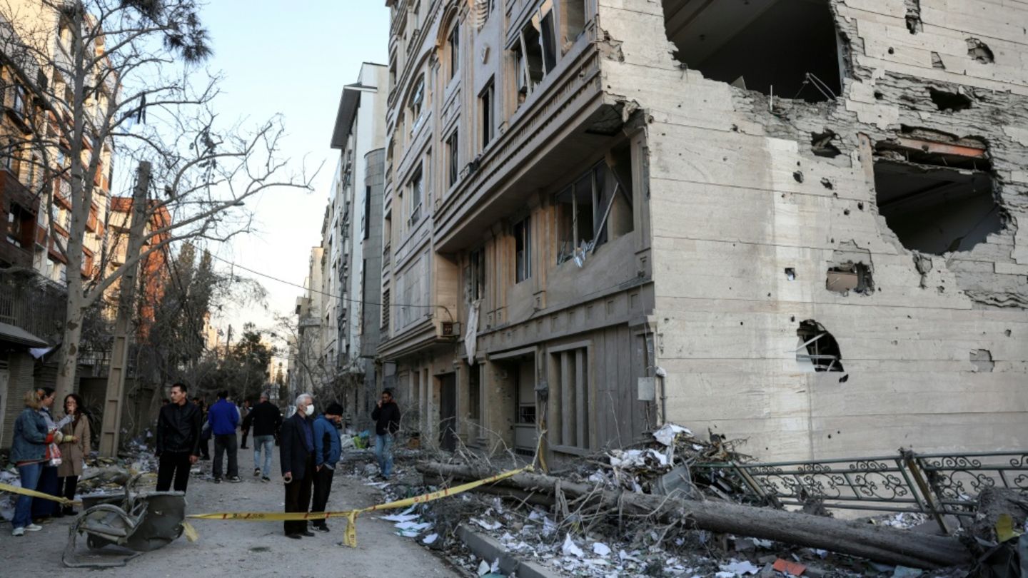 Eine Straße in Teheran nach den Angriffen