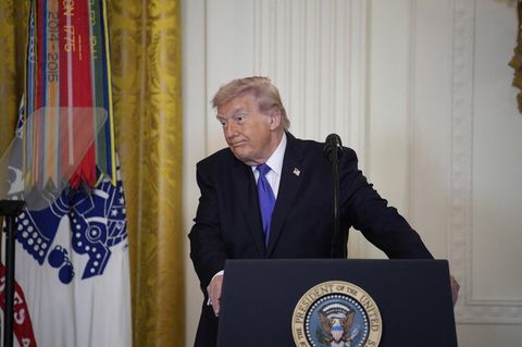 Donald Trump äußert sich im Rahmen der Ehrenmedaillenverleihung an US-Soldaten zum Irankrieg