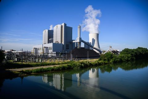 In Hannovers Kohlekraftwerk Stöcken läuft jetzt nur noch einer der beiden Blöcke. (Archivfoto) Foto: Julian Stratenschulte/dpa