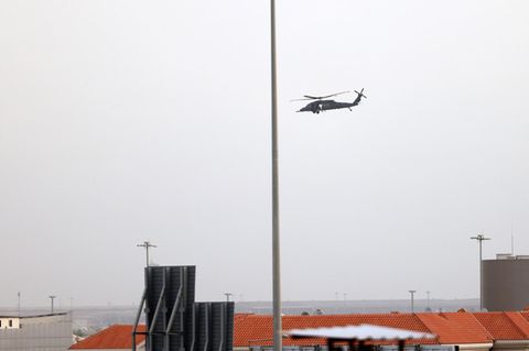 Hubschrauber der katarischen Luftwaffe fliegen über Doha