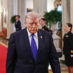 Am Montag stellte sich Donald Trump erstmals der Öffentlichkeit nach Kriegsbeginn. Das Ziel des Regimewechsels im Iran kassierte er wieder ein