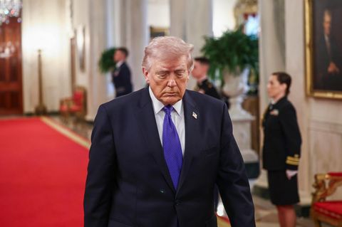 Am Montag stellte sich Donald Trump erstmals der Öffentlichkeit nach Kriegsbeginn. Das Ziel des Regimewechsels im Iran kassierte er wieder ein