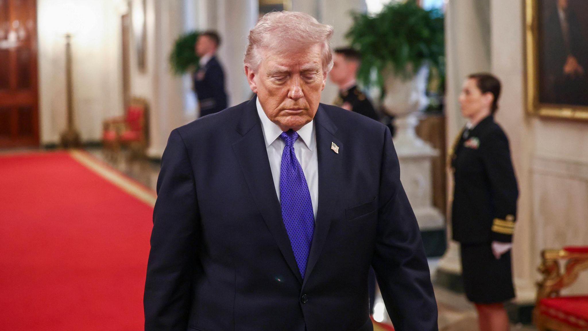 Am Montag stellte sich Donald Trump erstmals der Öffentlichkeit nach Kriegsbeginn. Das Ziel des Regimewechsels im Iran kassierte er wieder ein