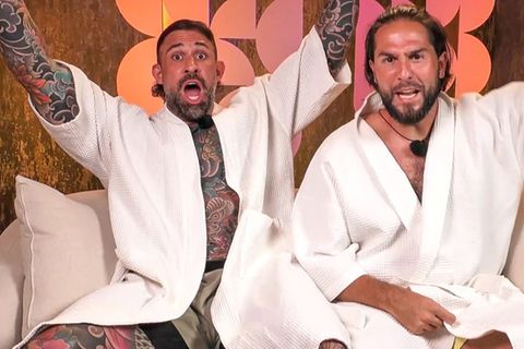 Wechselbad der Gefühle für die "Promis unter Palmen": Kevin Wolters (l.) und Maurice Dziwak.