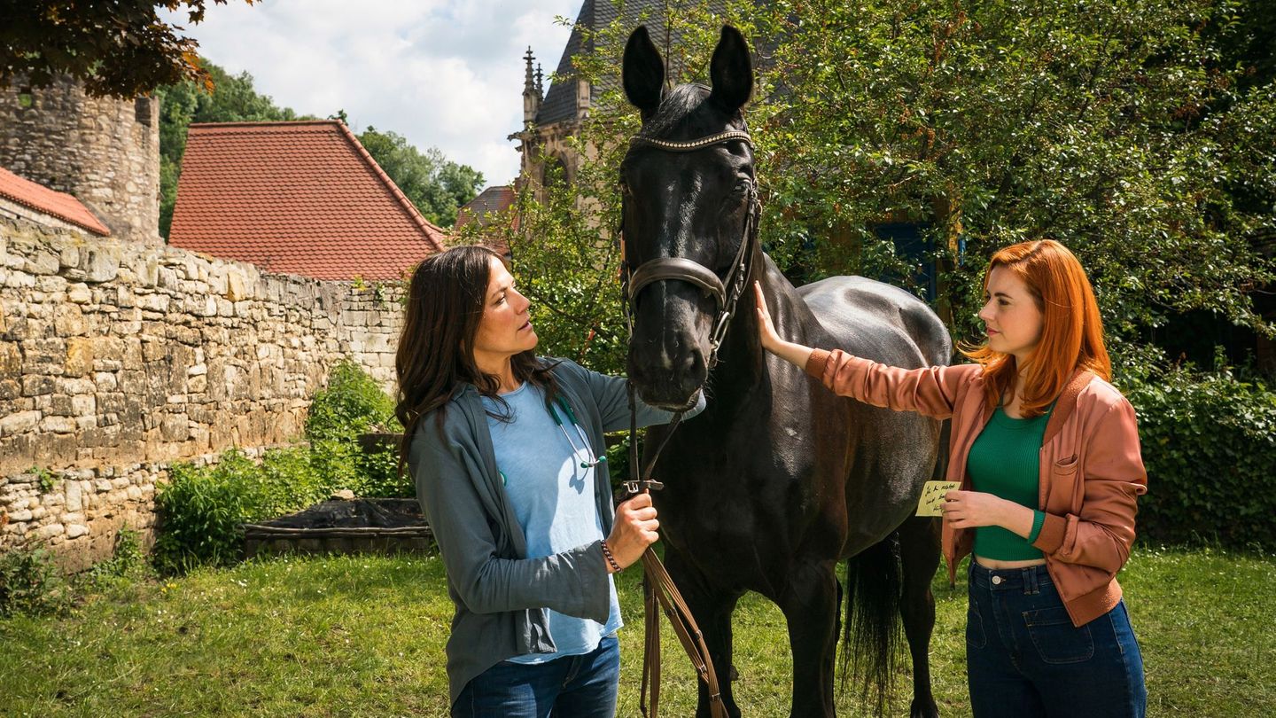 Wo kommt denn das Pferd plötzlich her? Jemand hat das prestigeträchtige Turnierpferd Icarus im Garten der Praxis von Maja (Bettina Zimmermann, links) und Julia (Meriel Hinsching) abgestellt, auf einem Zettel steht, dass der Wallach verletzt sei und Hilfe brauche.