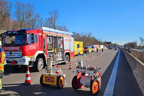 Ein Autofahrer verstarb noch an der Unfallstelle. Foto: Feuerwehr Weinheim/dpa