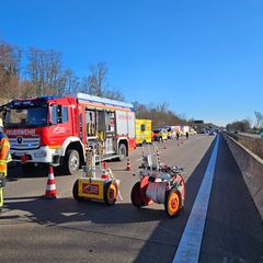 Ein Autofahrer verstarb noch an der Unfallstelle. Foto: Feuerwehr Weinheim/dpa