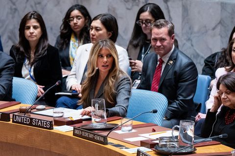 Melania Trump sitzt am runden Tisch des UN-Sicherheitsrats unter Diplomaten