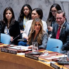 Melania Trump sitzt am runden Tisch des UN-Sicherheitsrats unter Diplomaten