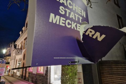 Die Polizei beobachtet im hessischen Kommunalwahlkampf eine Zunahme von Straftaten gegen die Wahlwerbungen. Foto: Carolin Eckenf