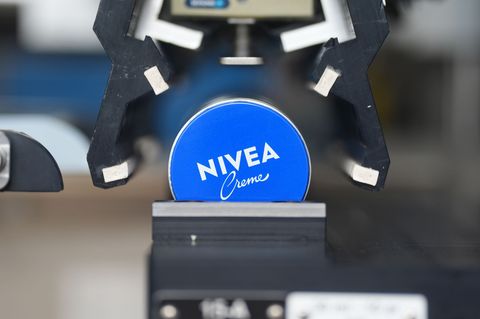 Beiersdorf bietet seine Nivea-Creme auch vegan an. Hier ist aber das klassische Produkt zu sehen. (Archivbild) Foto: Marcus Bran