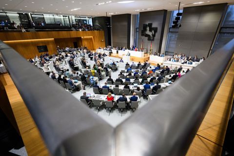 Die Abgeordneten beschäftigen sich mit der Reform der Wahlkreise. (Archivbild) Foto: Julian Stratenschulte/dpa