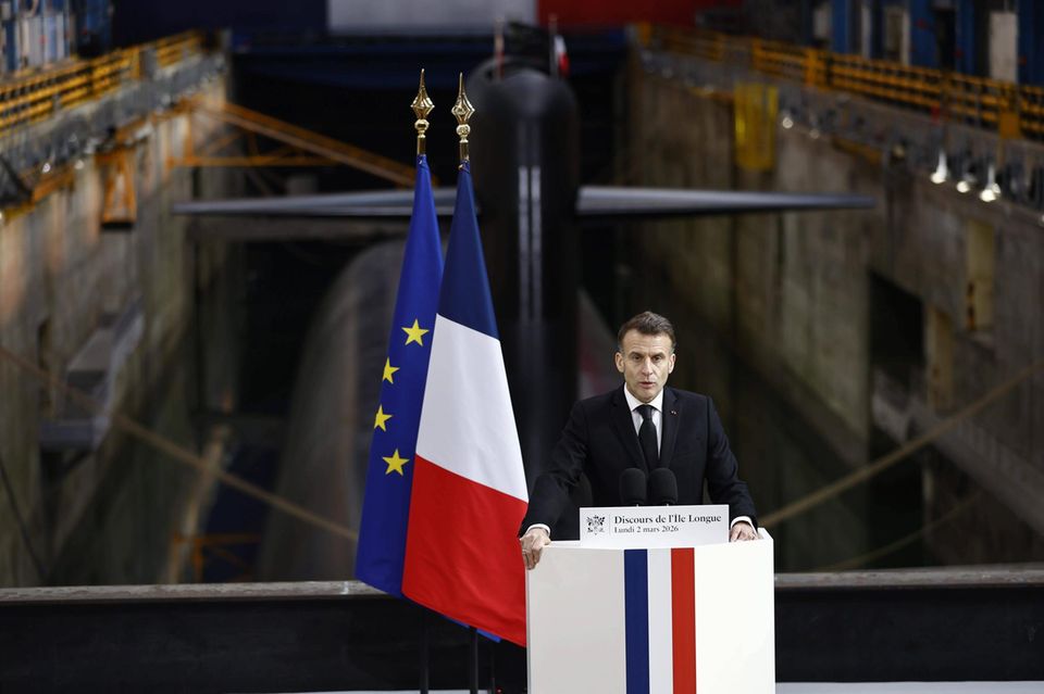 Frankreichs Präsident Emmanuel Macron hält eine Rede vor einem U-Boot mit Atomraketen