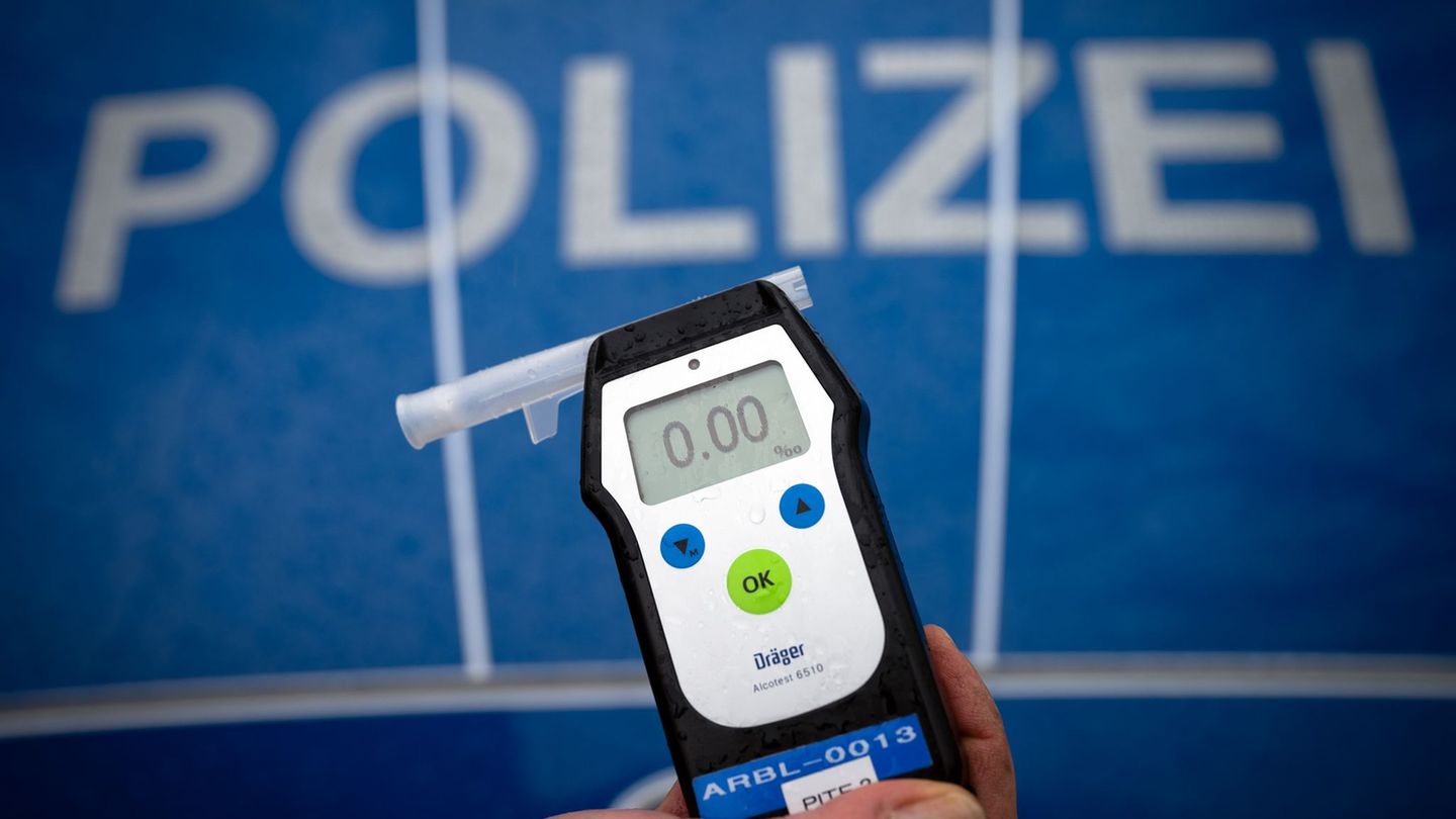 Die Polizei in Mecklenburg-Vorpommern kontrolliert Verkehrsteilnehmer im März verstärkt auf Alkohol und Drogen. (Symbolbild). Fo