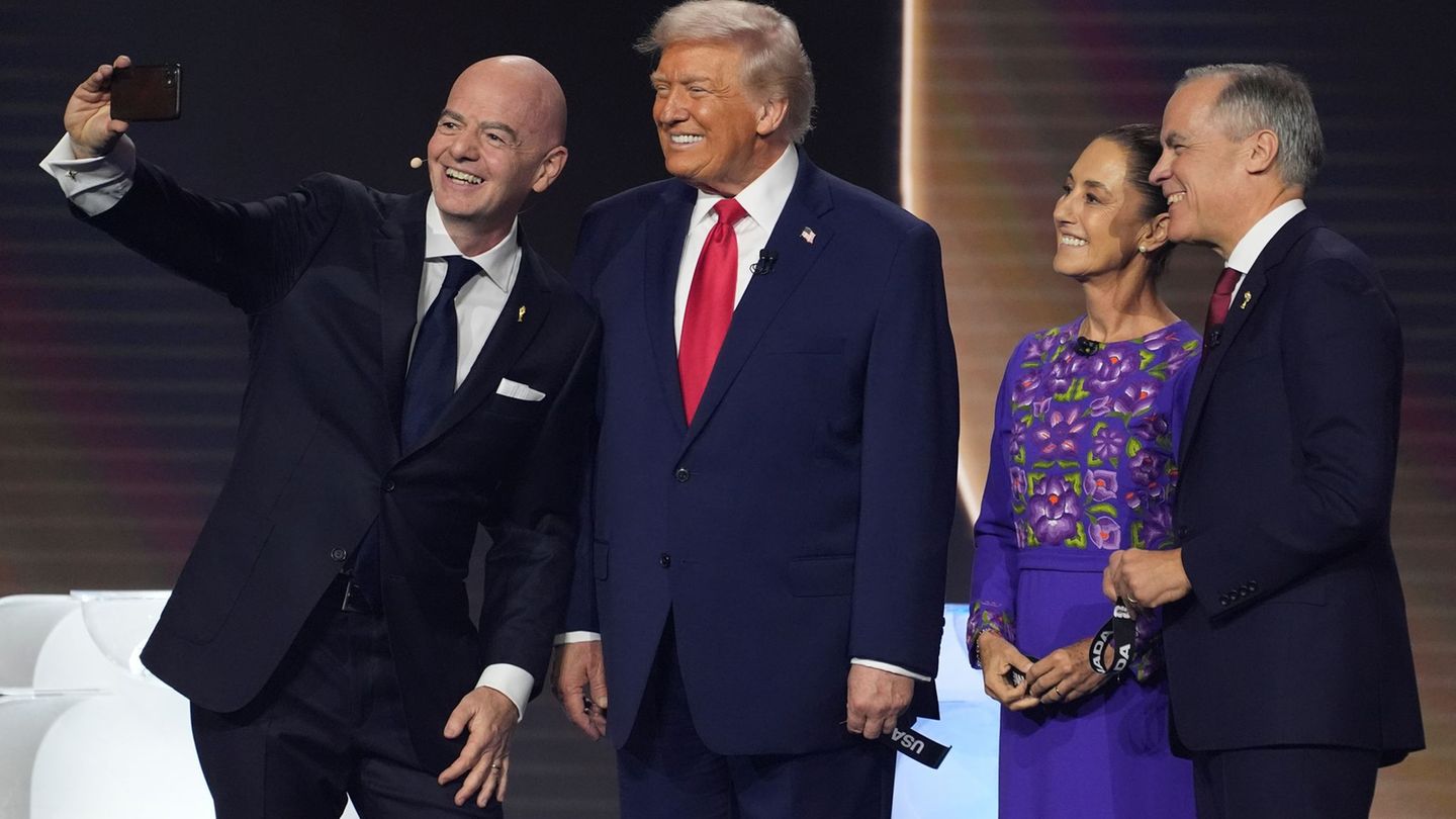 FIFA-Präsident Gianni Infantino (l-r) macht ein Selfie mit US-Präsident Donald Trump, der mexikanischen Präsidentin Claudia Shei