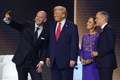 FIFA-Präsident Gianni Infantino (l-r) macht ein Selfie mit US-Präsident Donald Trump, der mexikanischen Präsidentin Claudia Shei