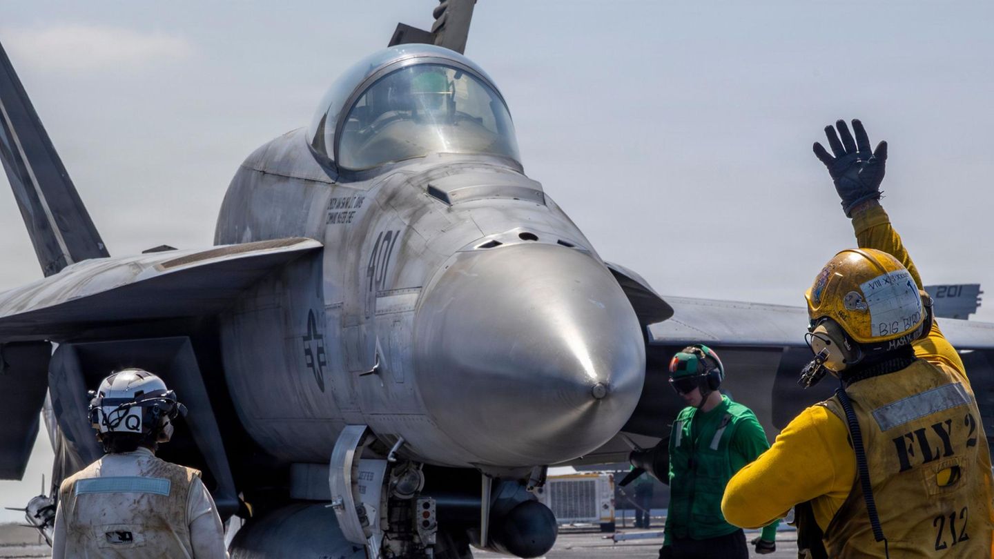 Ein US-Kampfflugzeug F/A-18E Super Hornet wird auf dem Flugdeck der USS Abraham Lincoln zum Abflug vorbereitet