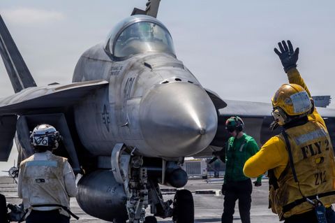 Ein US-Kampfflugzeug F/A-18E Super Hornet wird auf dem Flugdeck der USS Abraham Lincoln zum Abflug vorbereitet