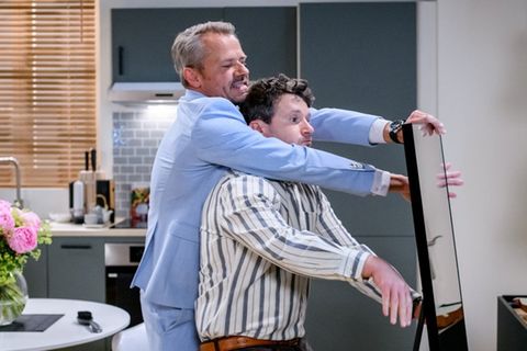 "Sturm der Liebe": Erik (l.) irritiert Fritz mit seinem seltsamen Verhalten.