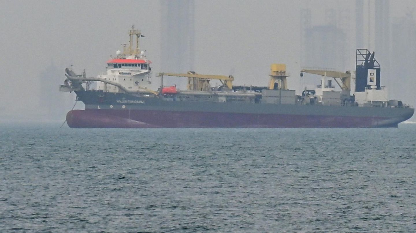 Ein Schiff liegt wegen des Kriegs im Iran vor Dubai vor Anker