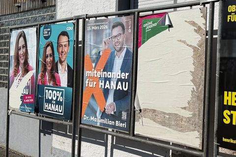 Zielscheibe von Vandalismus: Zerrissene und abgerissene Wahlplakate im Kommunalwahlkampf. Foto: Michael Bauer/dpa