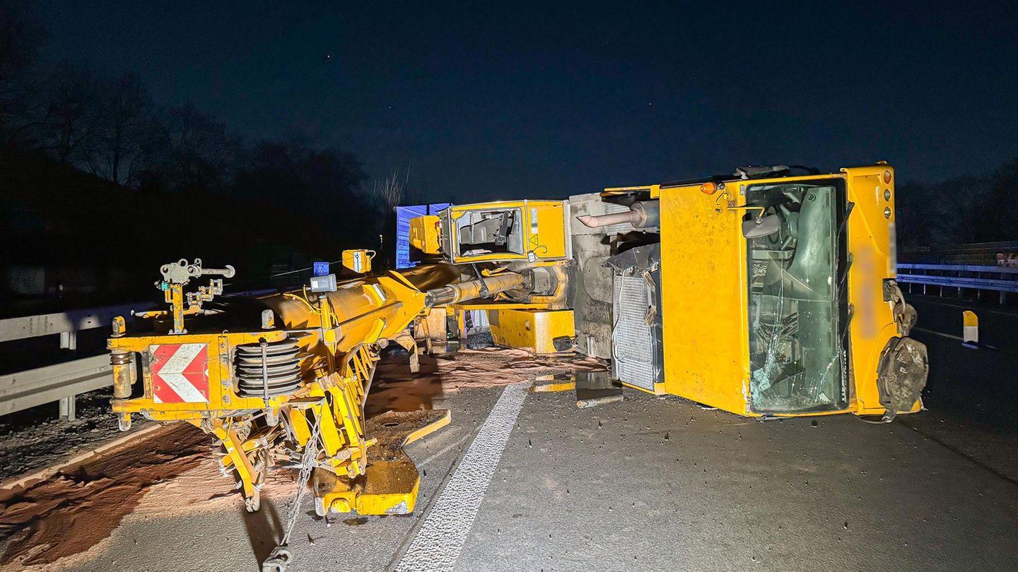 Lkw verliert Ladung: Kran fällt von Tieflader auf A42