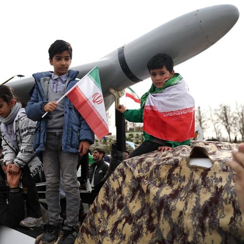 Kinder in Teheran posieren mit einer „Shahed 136“-Drohne