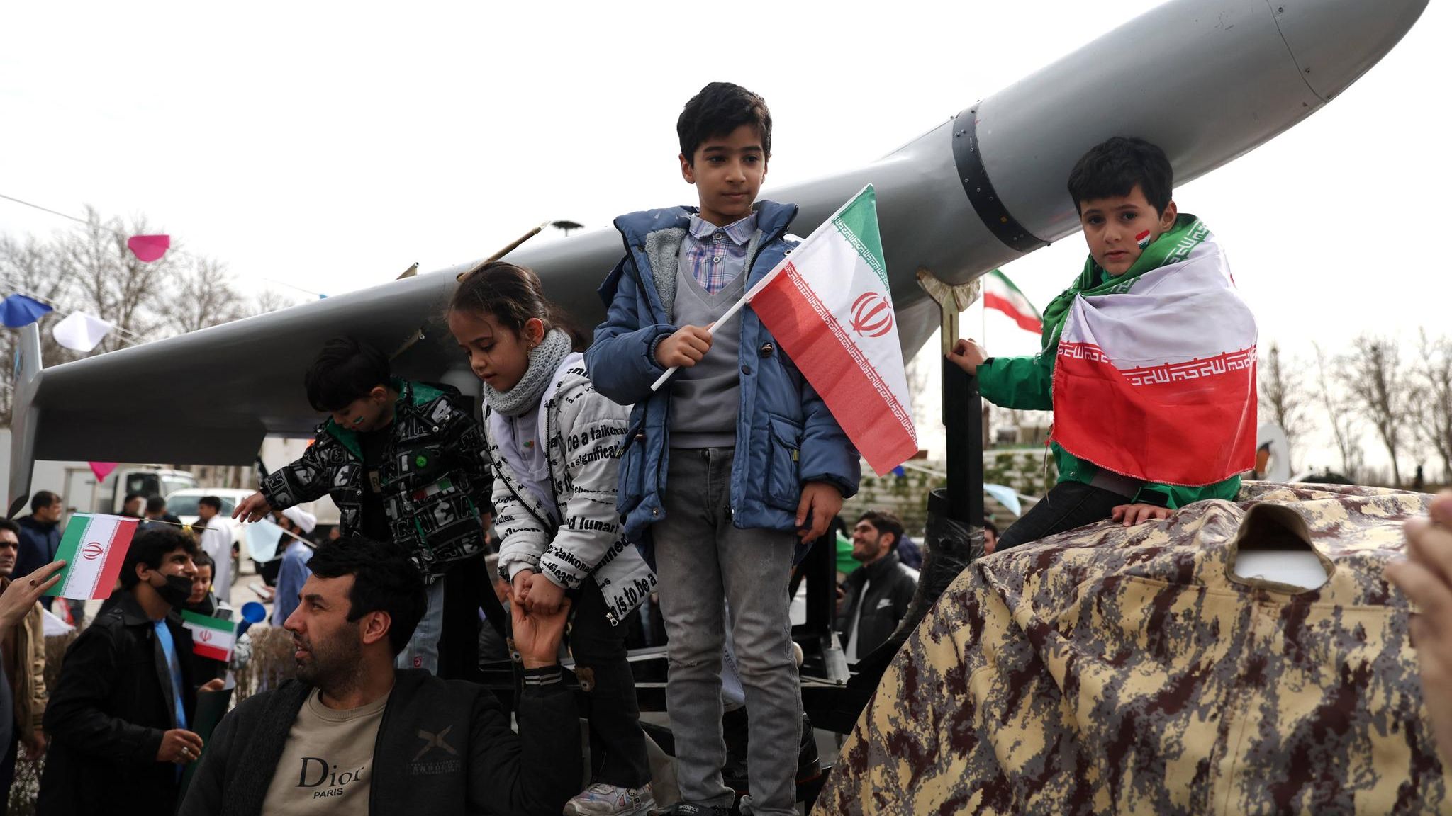 Kinder in Teheran posieren mit einer „Shahed 136“-Drohne