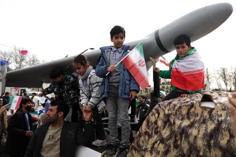 Kinder in Teheran posieren mit einer „Shahed 136“-Drohne