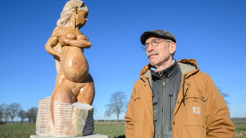 Künstler Dieter Homeyer neben seinem Werk