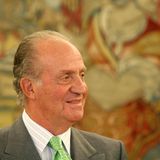 Der ehemalige spanische König Juan Carlos lächelt jemandem zu