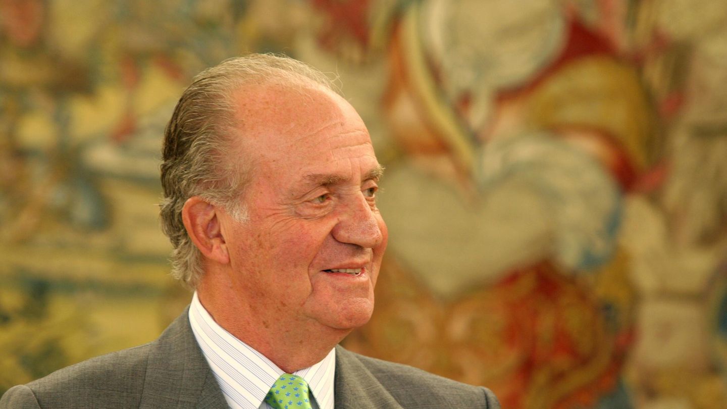 Der ehemalige spanische König Juan Carlos lächelt jemandem zu