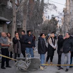 Menschen in einem von US-Bomben zerstörten Teil der iranischen Hauptstadt Teheran