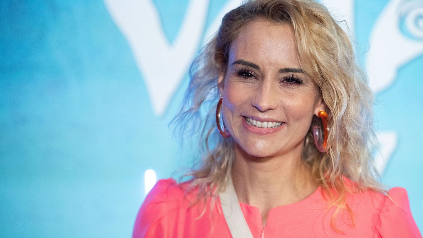 Elodie Gossuin lächelt bei einem Auftritt auf dem roten Teppich in die Kamera