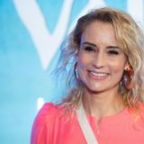 Elodie Gossuin lächelt bei einem Auftritt auf dem roten Teppich in die Kamera