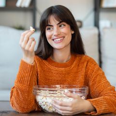 Gehirn Frau isst Popcorn aus Schale