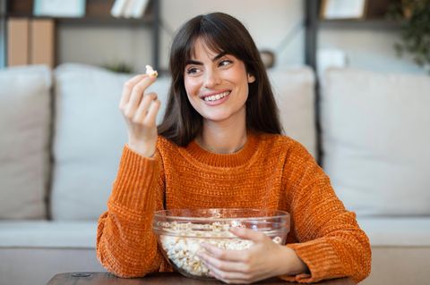 Gehirn Frau isst Popcorn aus Schale