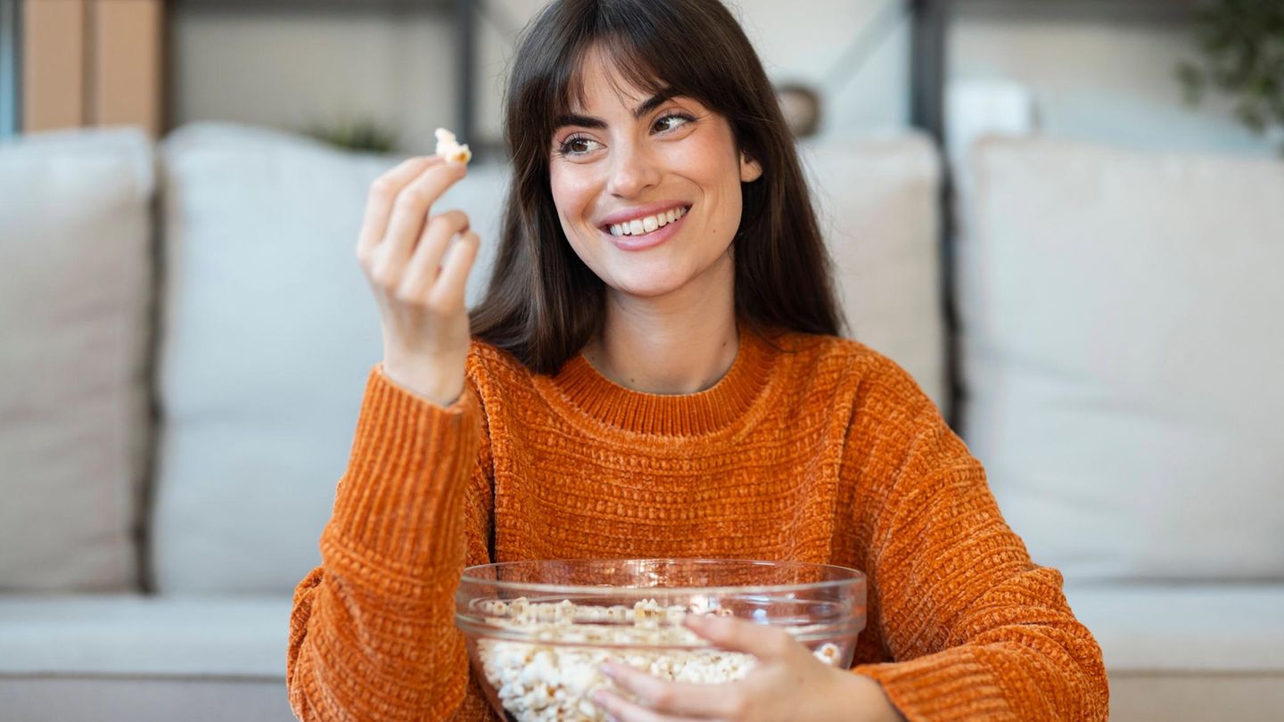 Gehirn Frau isst Popcorn aus Schale