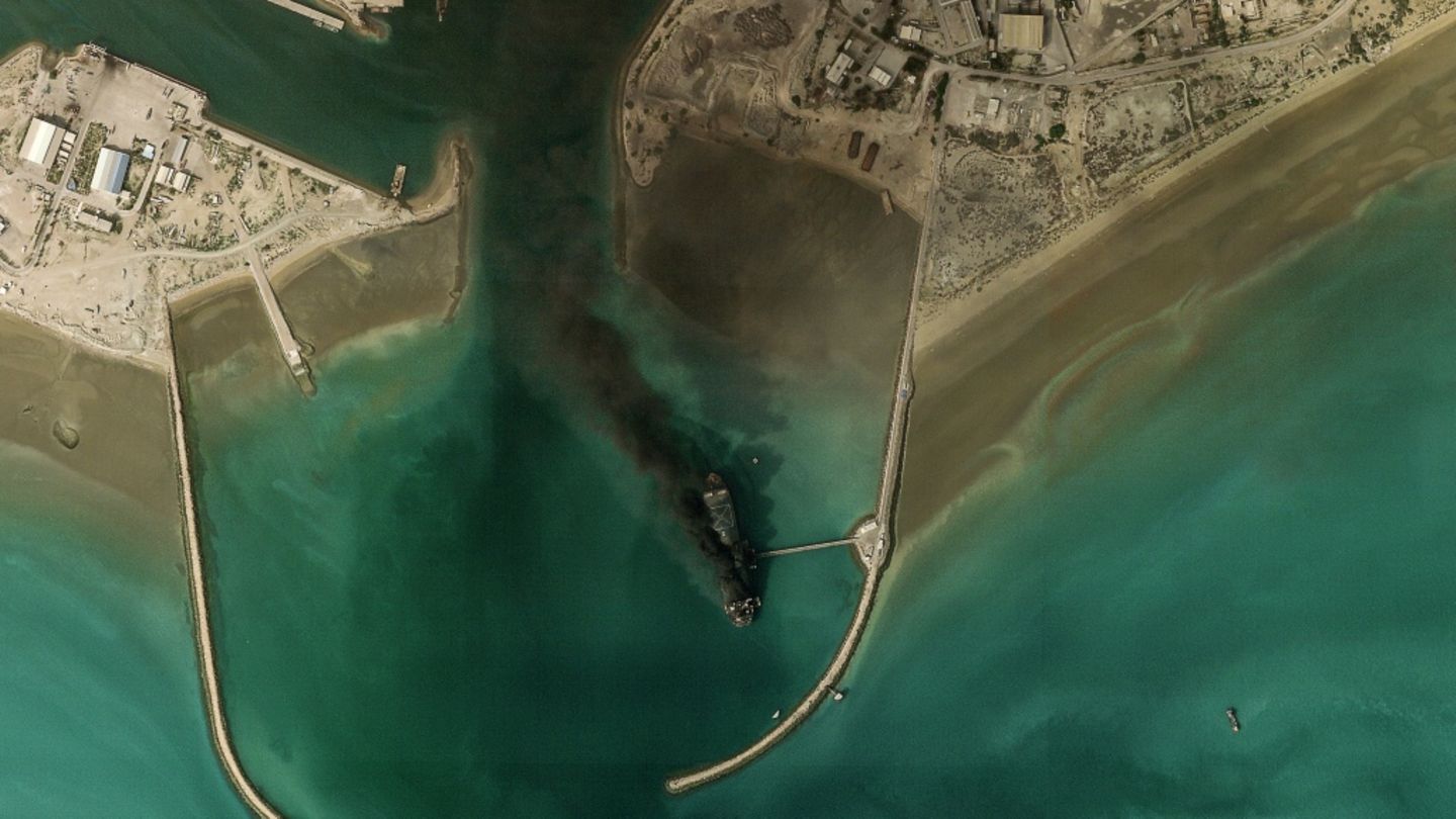 Brennendes Schiff im Hafen von Bandar Abbas an der Straße von Hormus