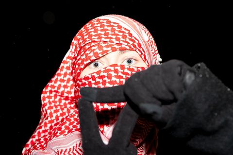 Eine Demonstrantin mit einem Keffiyeh