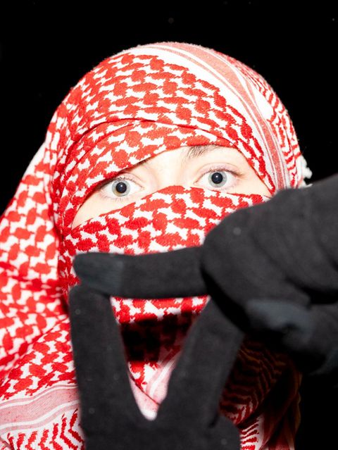Eine Demonstrantin mit einem Keffiyeh