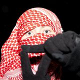 Eine Demonstrantin mit einem Keffiyeh