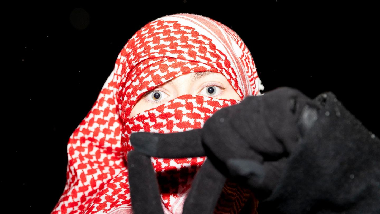 Eine Demonstrantin mit einem Keffiyeh