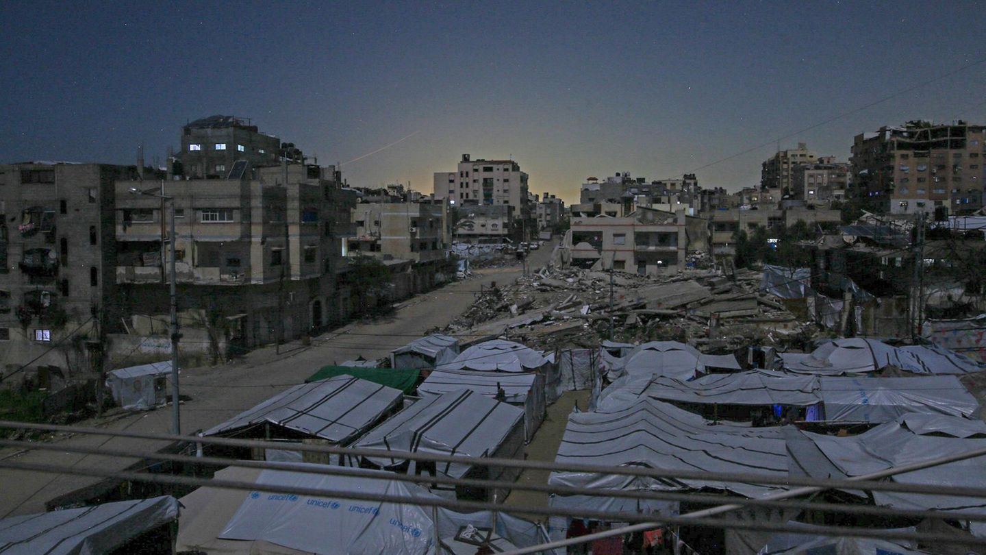 Am Himmel von Gaza sind Raketen zu sehen