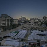 Am Himmel von Gaza sind Raketen zu sehen