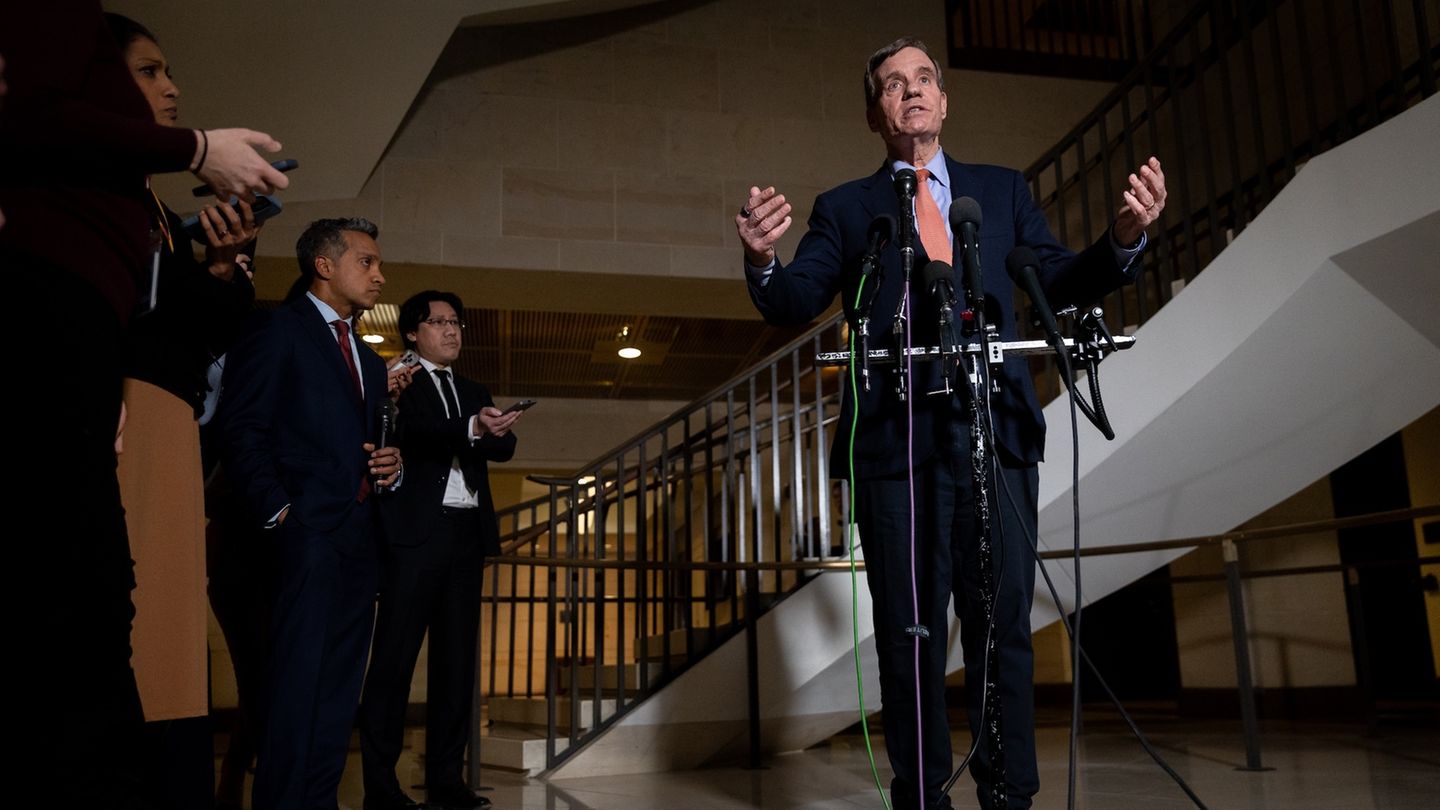 Senator Mark Warner während seiner Rede an einem Rednerpult